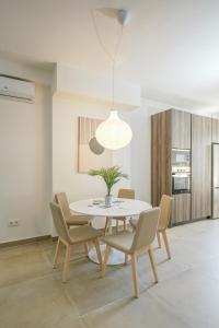 a dining room with a white table and chairs at Moott Homes Suites Casa de los Leones APTO 2 in Almería
