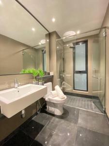 uma casa de banho com um lavatório, um WC e um chuveiro em Vista Residences Genting Highlands Free WiFi & 1 Parking em Genting Highlands