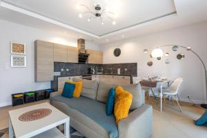 een woonkamer en een keuken met een bank en een tafel bij Panorama Blue Apart Invest in Szklarska Poręba