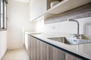 a kitchen with a sink and a counter at Moott Homes Suites Casa de los Leones APTO 2 in Almería