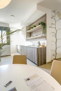 a kitchen and dining room with a table and chairs at Moott Homes Suites Casa de los Leones APTO 2 in Almería