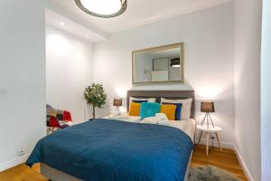een slaapkamer met een blauw bed en een spiegel bij Panorama Blue Apart Invest in Szklarska Poręba