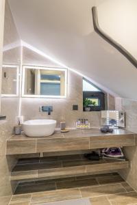 ein Badezimmer mit einem großen weißen Waschbecken in einem Zimmer in der Unterkunft Assos Luxury Villas in Pefkohori