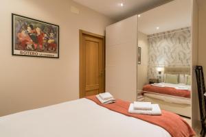 Habitación de hotel con cama y espejo en Acogedor y moderno - 1Dormitorio 1Baño - Imperial en Madrid