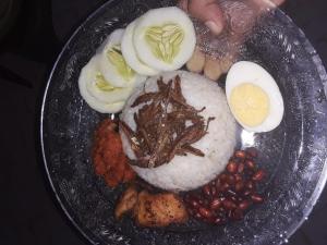 un plato de comida con arroz, huevos y judías en OM Homestay, en Bentota 35 fotos más