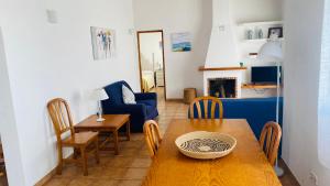ビニベカにあるVilla Áncoraのリビングルーム(テーブル、青いソファ付)