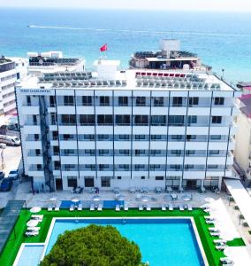 ディディムにあるHotel First Class Didimの海の目の前にプールがあるホテル