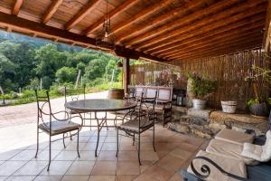 un patio esterno con tavolo e sedie di Baserri Forua by Urdaibai Rentals a Forua