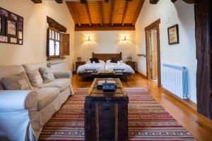 un soggiorno con divano e letto di Baserri Forua by Urdaibai Rentals a Forua