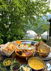 Çamlıhemşin的住宿－LİMKHONA DOME - CHALET，一张桌子上放着一大堆食物