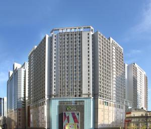 沈阳沈阳盛捷和平服务公寓的城市中有很多窗户的高楼