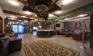 duży salon z kanapami i dywanem w obiekcie Hotel Galileo Donovaly w mieście Donovaly