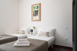 una camera con due letti e una foto a parete di Ostriche - YourPlace Abruzzo a Torino di Sangro