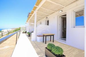 A balcony or terrace at ēnNĒ Studios for Views & Tranquility
