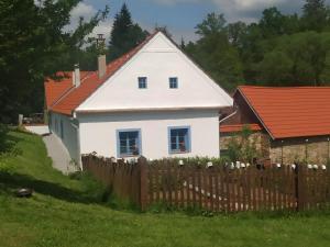 una casa bianca con una recinzione davanti di Apartmán Štrobl a Borovany