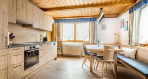Kuchyň nebo kuchyňský kout v ubytování Am Ferienbauernhof Schmiedbauer com Salzkammergut