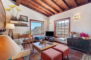 a living room with a couch and a table at Finca Los Tableros in Hermigua