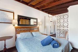 a bedroom with a blue bed and a table at Finca Los Tableros in Hermigua
