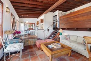 - un salon avec un canapé et une table dans l'établissement Finca Los Tableros, à Hermigua