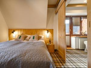 Posteľ alebo postele v izbe v ubytovaní VisitZakopane - Willa Bajka Apartments