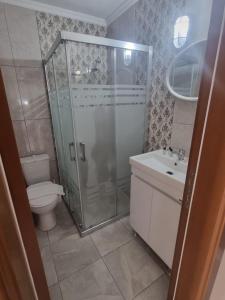 ディディムにあるHotel First Class Didimのバスルーム(シャワー、トイレ、シンク付)