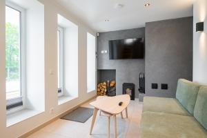 TV a/nebo společenská místnost v ubytování Kalda Villa