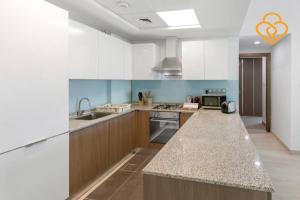 Kuchyň nebo kuchyňský kout v ubytování Keysplease Modern One Bedroom Apartment Aliyah by Azizi