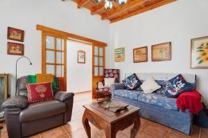 a living room with a couch and a table at Rosa del Negro in Alojera