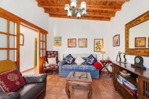 a living room with a couch and a table at Rosa del Negro in Alojera