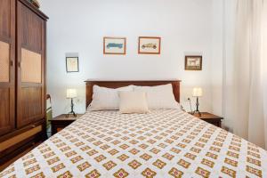 a bedroom with a large bed with two lamps at Rosa del Negro in Alojera