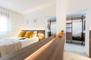 1 dormitorio con 1 cama y suelo de madera en Tris en Nikiti