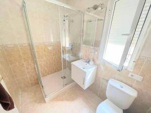 La salle de bains est pourvue d'une douche, de toilettes et d'un lavabo. dans l'établissement Villa Oasis, à Ciudad Quesada