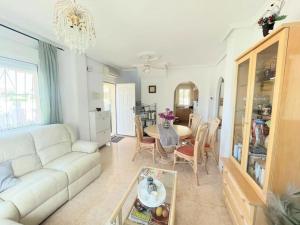 - un salon avec un canapé blanc et une table dans l'établissement Villa Oasis, à Ciudad Quesada