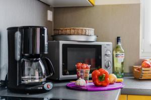 a kitchen counter with a microwave and some vegetables at Ferienhaus Hödur in Hasselfelde