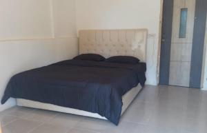 1 dormitorio con 1 cama grande con manta azul en Senaru Garden Homestay en Senaru