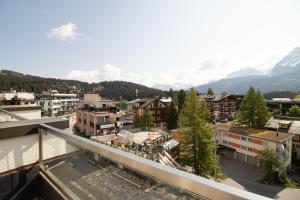 una vista di una città con le montagne sullo sfondo di Galerie Obersee 3E by Arosa Stay a Arosa Altre 25 foto