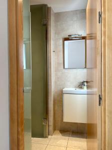 W łazience znajduje się umywalka i lustro. w obiekcie Apartamentos TDM w Tossa de Mar
