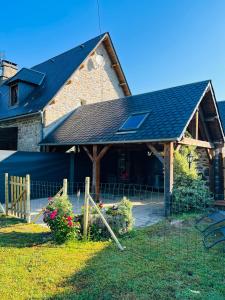 Saint-Martin-la-Méanne的住宿－Studio au calme avec piscine partagée，房屋前方有屋顶和围栏