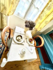 een tafel met twee gerechten in een kamer met een raam bij Maison B in Bergerac