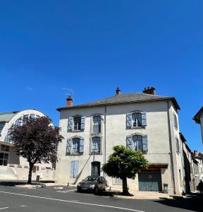 un edificio con un coche aparcado delante de él en French Holiday Accommodation, en Bort-les-Orgues