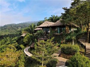 una casa en una colina con un camino que conduce a ella en Khao Sok Boutique Camping - Exotic Cliff Camping, en Ban Bang Thong