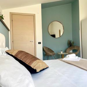 Schlafzimmer mit einem Bett und einem Spiegel an der Wand in der Unterkunft Mariposa in Telese