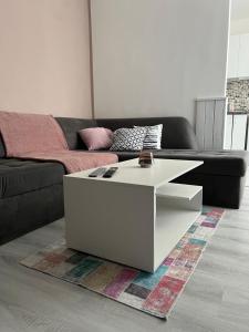 Ruang duduk di Midtown Apartment +14 gambar