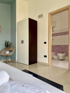 - une chambre avec un lit et une salle de bains dans l'établissement Mariposa, à Telese