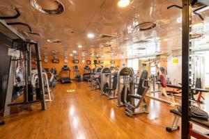 un gimnasio con filas de cintas de correr y pesas en SPACIOUS 3 Bedroom Apartment (Sea View), en Abu Dabi