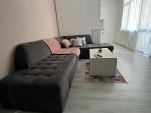 Ruang duduk di Midtown Apartment