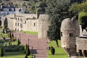 a large stone building with a yard in front of it at Studio de jardin au calme in Hennebont