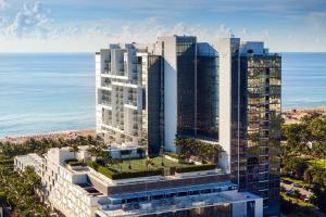 een luchtzicht op hoge gebouwen in de buurt van de oceaan bij W South Beach in Miami Beach