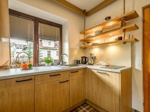 Kuchyňa alebo kuchynka v ubytovaní VisitZakopane - Willa Bajka Apartments