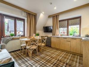 Televízia a/alebo spoločenská miestnosť v ubytovaní VisitZakopane - Willa Bajka Apartments
